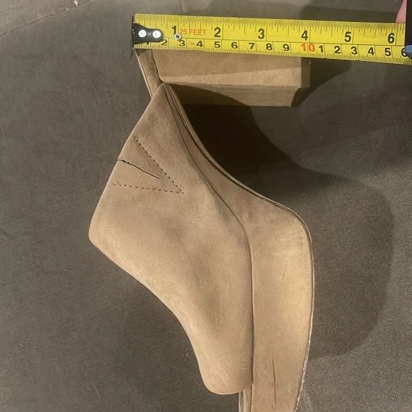 Charles David 7.5 4 inch heels. Peep toe. Slip in clogs. Tan. Stacked. - Picture 1 of 4